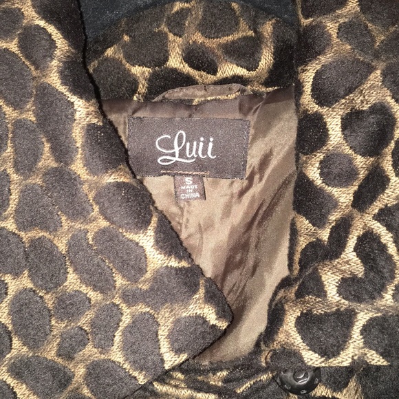 Absolutely gorgeous sleeveless coat. - Picture 6 of 7